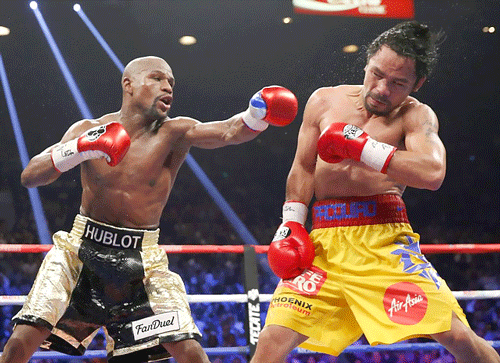 Trận đấu thế kỷ với Manny Pacquiao đã kết thúc với phần thắng thuộc về Mayweather (trái).