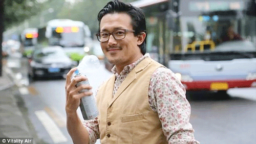 Một người Trung Quốc sử dụng bình khí tươi của hãng Vitality Air. Một người Trung Quốc sử dụng bình khí tươi của hãng Vitality Air.