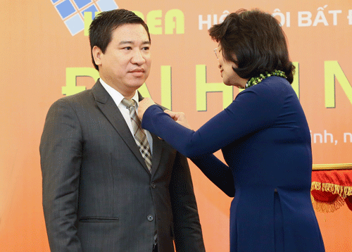 Ông Nguyễn Đình Trung vinh dự đón nhận Huân chương lao động hạng 3  từ Phó Chủ tịch nước Đặng Thị Ngọc Thịnh.