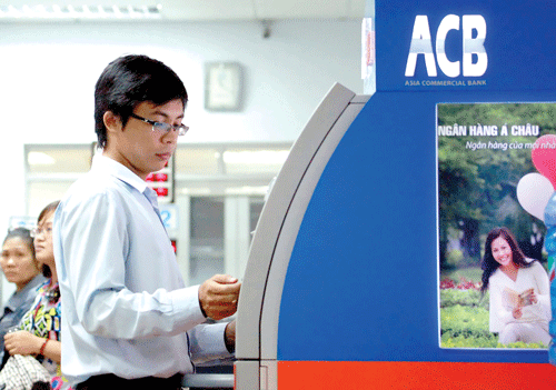 Chủ thẻ ACB Visa sẽ được mua vé máy bay giá rẻ của Singapore Airlines trong thời gian từ nay đến hết tháng 10-2011. Ảnh: LÃ ANH Chủ thẻ ACB Visa sẽ được mua vé máy bay giá rẻ của Singapore Airlines trong thời gian từ nay đến hết tháng 10-2011. Ảnh: LÃ ANH