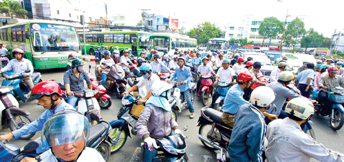 Cảnh chen lấn do không ai nhường ai là hình ảnh quen thuộc tại các đô thị. Ảnh: LÃ ANH Cảnh chen lấn do không ai nhường ai là hình ảnh quen thuộc tại các đô thị. Ảnh: LÃ ANH