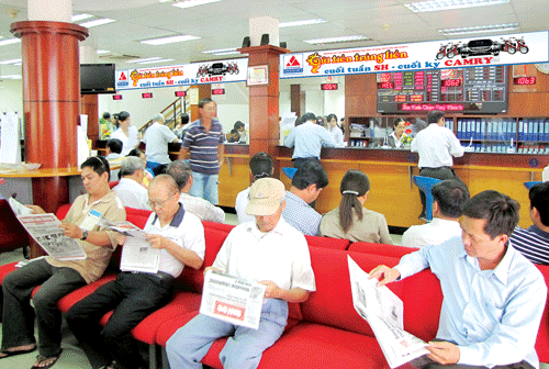 Ngày đầu tiên triển khai chương trình khuyến mại "Gửi tiền trúng liền" tại Sở giao dịch VietABank.