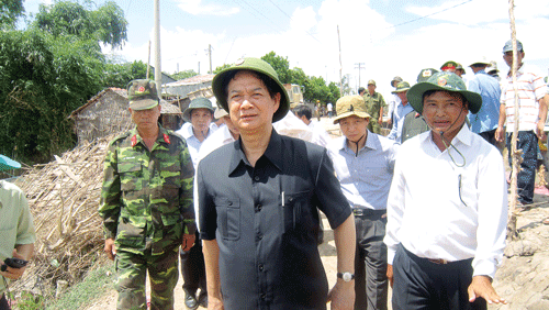 Thủ tướng Nguyễn Tấn Dũng thị sát vùng lũ BĐSCL. Ảnh: LÊ CHINH Thủ tướng Nguyễn Tấn Dũng thị sát vùng lũ BĐSCL. Ảnh: LÊ CHINH