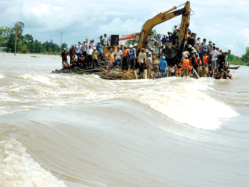 Cứu đoạn đê vỡ tại Vĩnh Châu, thị xã Châu Đốc, An Giang. Ảnh: PHẠM THANH NHÀN. Cứu đoạn đê vỡ tại Vĩnh Châu, thị xã Châu Đốc, An Giang. Ảnh: PHẠM THANH NHÀN.