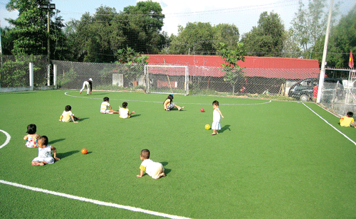 Các cháu bệnh xương thủy tinh tập chơi bóng.