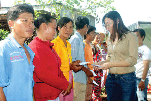 Đại diện ĐTTC trao tiền cứu trợ cho người dân. Ảnh: M.TRƯỜNG
