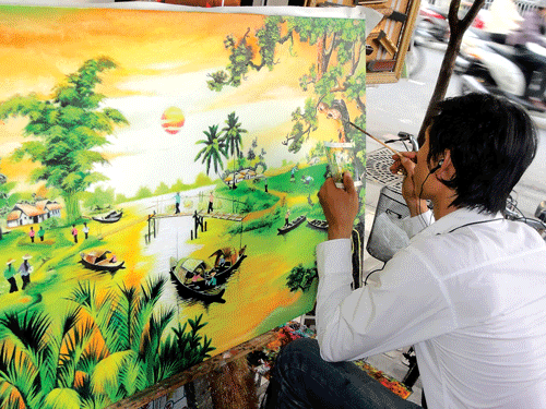 Thợ đang chép tranh Làng quê theo mẫu của khách hàng. Thợ đang chép tranh Làng quê theo mẫu của khách hàng.