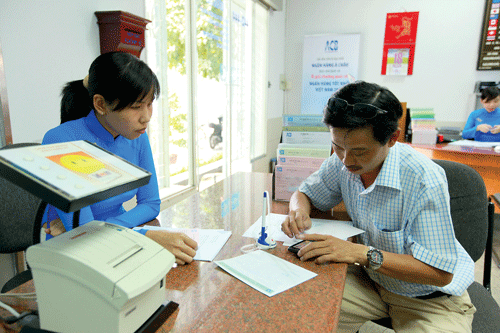 Khách hàng giao dịch tại ACB. Ảnh: LÃ ANH Khách hàng giao dịch tại ACB. Ảnh: LÃ ANH