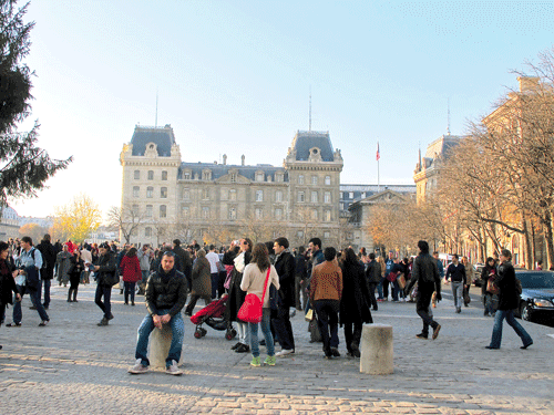 Khách thập phương tràn ngập Paris (Pháp) tại khu vực quảng trường trước Nhà thờ Notre Damme.