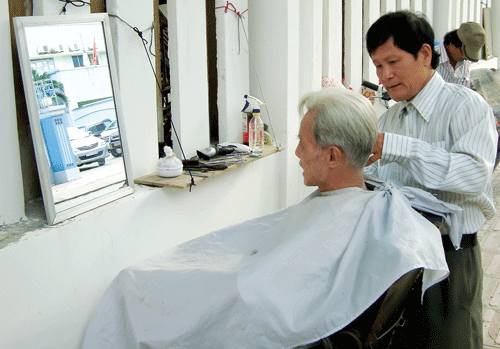Anh Được và một khách "mối". Ảnh: T.NGHỊ Anh Được và một khách "mối". Ảnh: T.NGHỊ