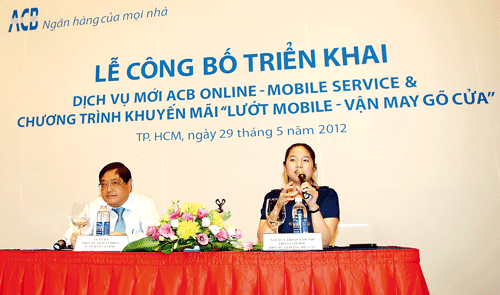 Bà Nguyễn Thị Quỳnh Nhi, Phó Giám đốc Ngân hàng điện tử ACB, giới thiệu dịch vụ mới ACB Online - Mobile Service. Ảnh: C.THĂNG