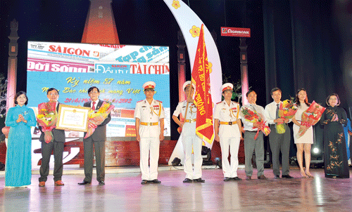 Bà Nguyễn Thị Thu Hà, Phó Bí thư Thành ủy TPHCM (bìa trái) và bà Thân Thị Thư, Trưởng Ban tuyên giáo Thành ủy TPHCM (bìa phải) trao Huân chương Lao động hạng Ba cho báo ĐTTC. Ảnh: VIỆT DŨNG