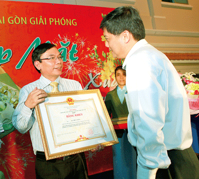 Ông Nguyễn Văn Đua, Phó Bí thư Thường trực Thành ủy TPHCM, trao tặng bằng khen của Thủ tướng Chính phủ cho báo ĐTTC năm 2010. Ảnh: L. ANH Ông Nguyễn Văn Đua, Phó Bí thư Thường trực Thành ủy TPHCM, trao tặng bằng khen của Thủ tướng Chính phủ cho báo ĐTTC năm 2010. Ảnh: L. ANH
