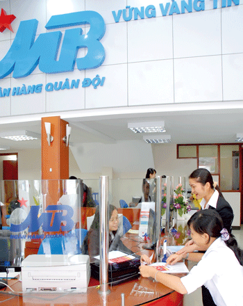 Khách hàng giao dịch tại MB. Ảnh: C.THĂNG