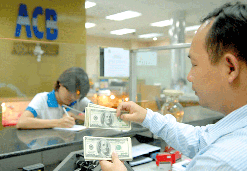 Khách hàng giao dịch tại ACB. Ảnh: C.THĂNG