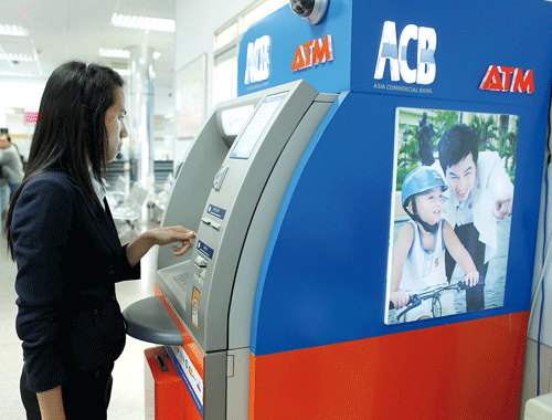 Chủ thẻ ACB có cơ hội mua sắm hàng hiệu với giá ưu đãi đến 50%. Ảnh: LÃ ANH