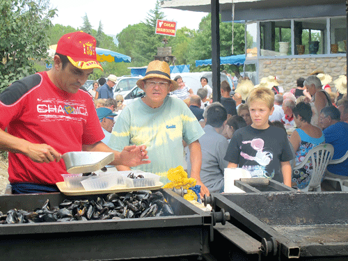 Cầu Millau nhìn lên từ thung lũng. Một góc phố với kiến trúc cổ kính. Thị tứ vùng quê yên bình. Cây cổ thụ được bảo tồn trên đường phố. Nhà cổ phương Nam. Phút thư giãn của khách lãng du. Một điểm bán hàng lưu động. Bán hàng ăn ngoài trời phục vụ khách du lịch sinh thái. Cầu Millau nhìn lên từ thung lũng. Một góc phố với kiến trúc cổ kính. Thị tứ vùng quê yên bình. Cây cổ thụ được bảo tồn trên đường phố. Nhà cổ phương Nam. Phút thư giãn của khách lãng du. Một điểm bán hàng lưu động. Bán hàng ăn ngoài trời phục vụ khách du lịch sinh thái.