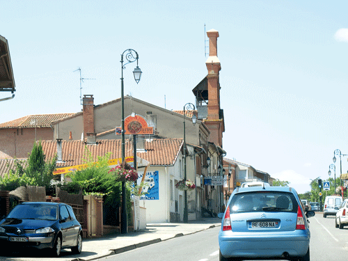 Cầu Millau nhìn lên từ thung lũng. Một góc phố với kiến trúc cổ kính. Thị tứ vùng quê yên bình. Cây cổ thụ được bảo tồn trên đường phố. Nhà cổ phương Nam. Phút thư giãn của khách lãng du. Một điểm bán hàng lưu động. Bán hàng ăn ngoài trời phục vụ khách du lịch sinh thái.