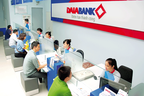 Khách hàng giao dịch tại DaiABank.