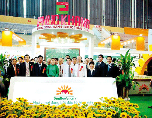 Lãnh đạo Bộ Xây dựng, Công Thương, VH-TT-DL cùng các quan chức thăm gian hàng CTCP Phúc Khang.