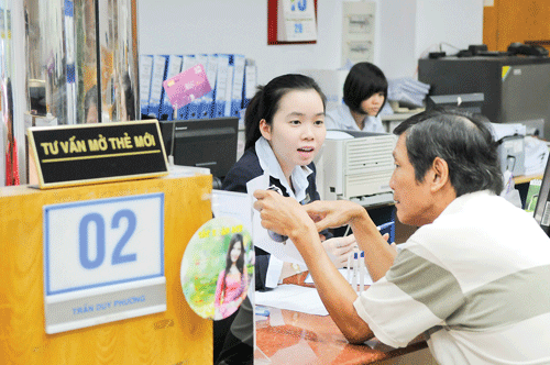 Khách hàng đăng ký mở thẻ tại ACB. Ảnh: CAO THĂNG