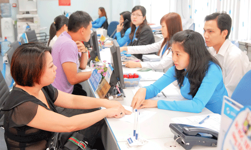 Giao dịch tại Eximbank. Ảnh: CAO THĂNG Giao dịch tại Eximbank. Ảnh: CAO THĂNG