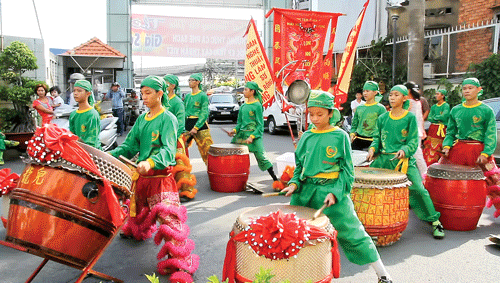Long Nhi biểu diễn tại buổi khai trương. Ảnh: YẾN NHI