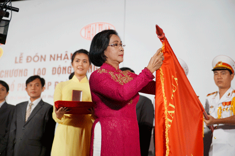 Bà Nguyễn Thị Thu Hà, Ủy viên BCH TW Đảng, Phó bí thư Thành ủy TPHCM, gắn Huân chương Lao động Hạng Nhì lên lá cờ danh dự của Thái Tuấn. Bà Nguyễn Thị Thu Hà, Ủy viên BCH TW Đảng, Phó bí thư Thành ủy TPHCM, gắn Huân chương Lao động Hạng Nhì lên lá cờ danh dự của Thái Tuấn.