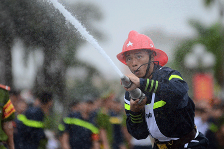 Phần thi dùng vòi nước chữa cháy phun đúng điểm mục tiêu.