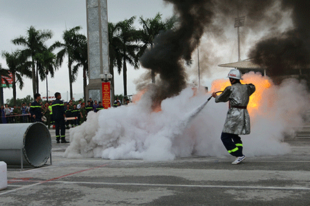 Các phần thi được mô phỏng lại các kỹ năng chữa cháy chuyên nghiệp đòi hỏi sức bền, dẻo dai, lòng dũng cảm.