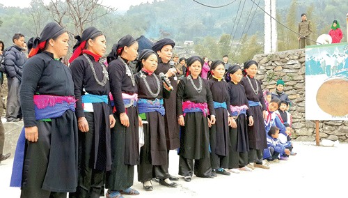 Khách được mời cùng hát giao duyên với người dân tộc La Chí trong tết Khu Cù Tê. Rượu "hoẵng" được đổ vào sừng trâu để các trưởng họ làm lễ.