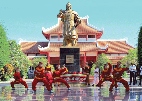 Dưới chân tượng vị anh hùng áo vải cờ đào Nguyễn Huệ, vang lên những hồi trống trận cùng những bài võ đầy biến ảo và mạnh mẽ.