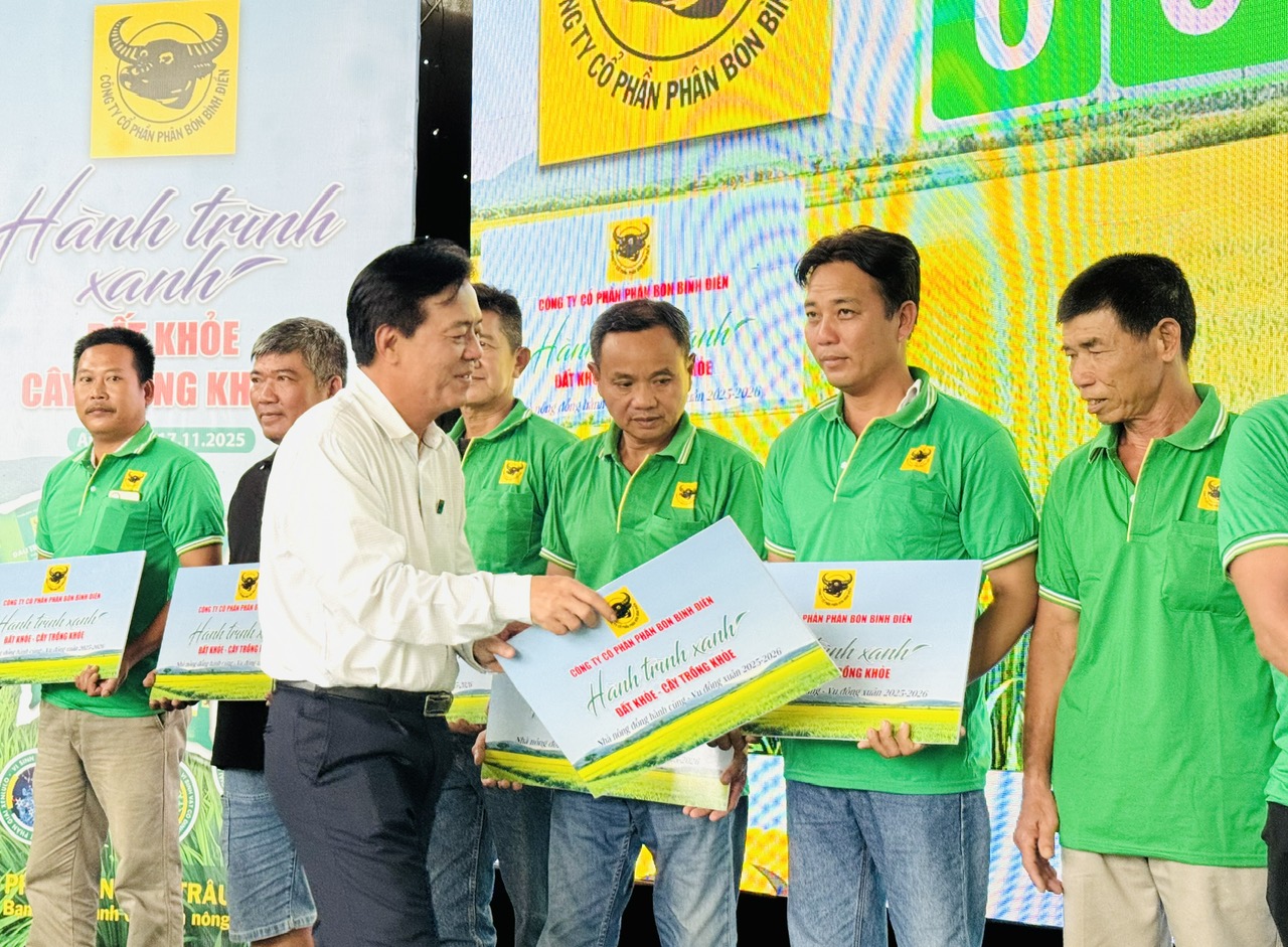 Tổng Giám đốc Công ty Cổ phần Phân bón Bình Điền Ngô Văn Đông trao tặng gói sản phẩm phân bón Đầu Trâu Bio-Canxi và giải pháp kỹ thuật chương trình “Hành trình xanh - Đất khỏe - Cây trồng khỏe” cho nông dân. 