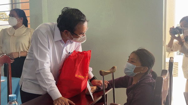 Bí thư Thành ủy TPHCM Nguyễn Văn Nên tặng quà đồng bào khó khăn, dân tộc thiểu số ở Tây Ninh