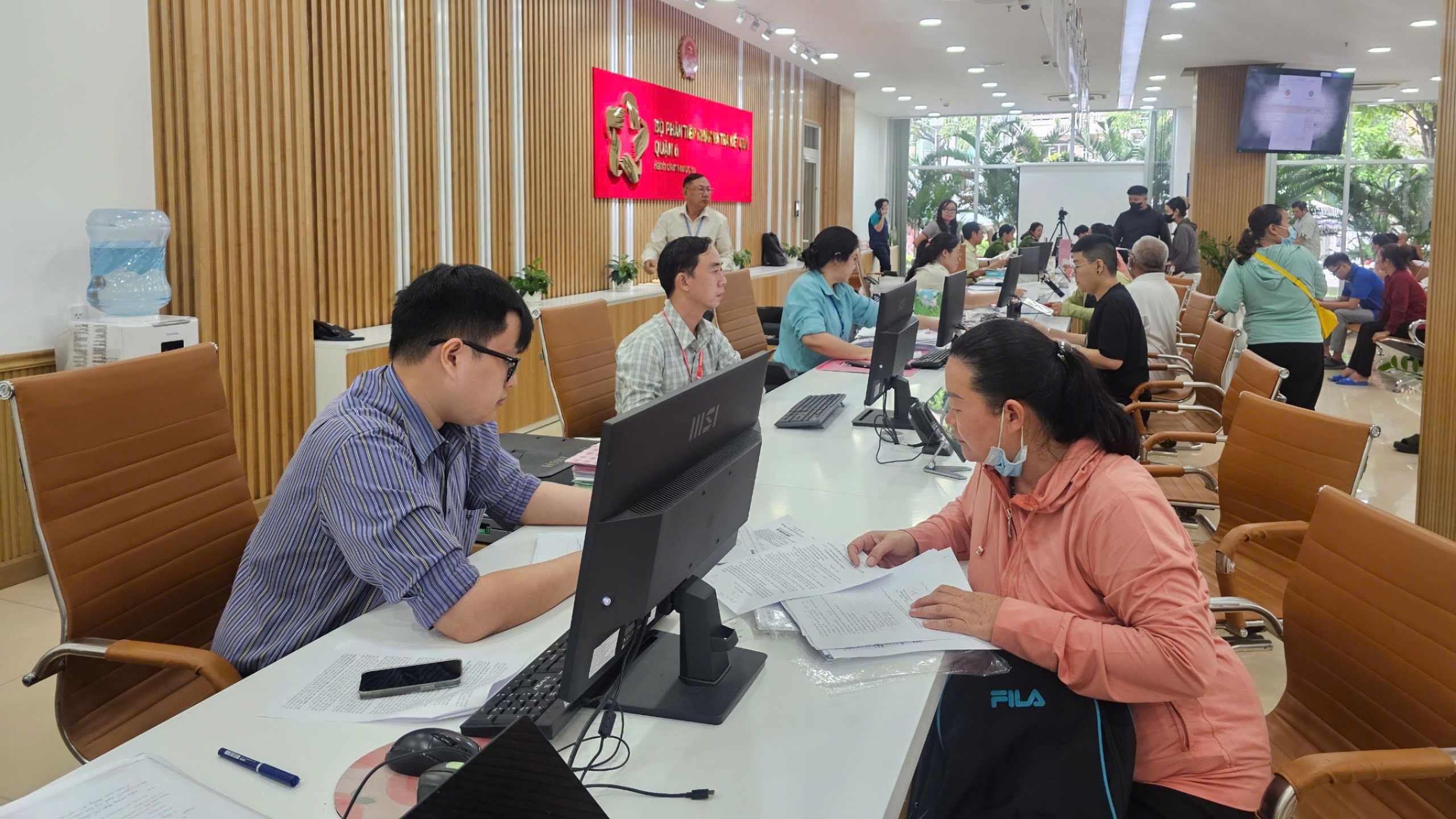 Người dân làm thủ tục tại UBND quận 6