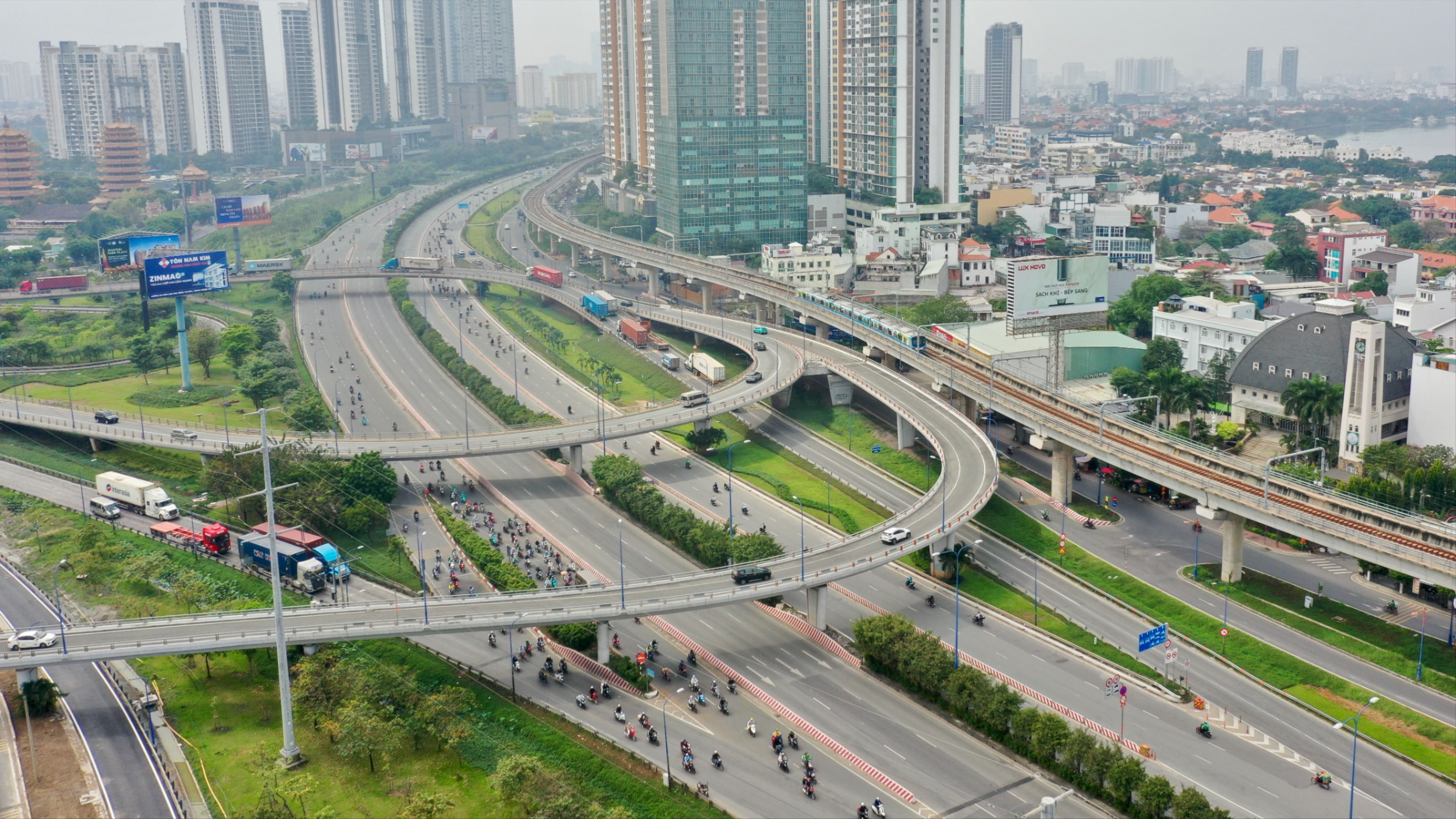 Tuyến metro số 1 (Bến Thành – Suối Tiên) góp phần giảm áp lực giao thông và tạo diện mạo đô thị hiện đại. Ảnh: HOÀNG HÙNG