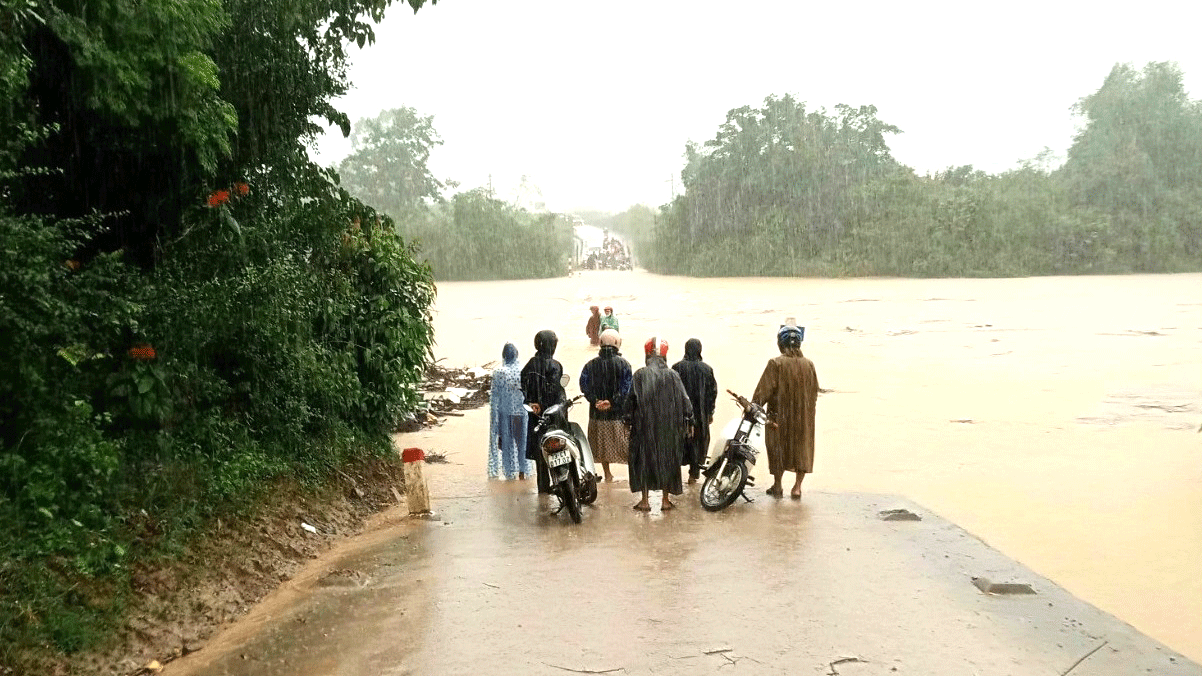 The road leading to Xuan Hoa Commune, Tuyen Hoa District, Quang Binh Province was cut off by floodwater on October 7 (Photo: SGGP)