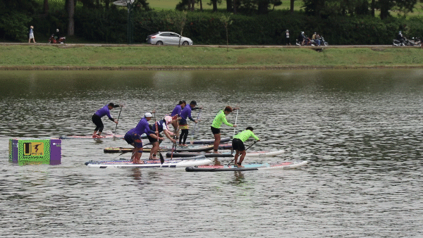 Standup paddleboarding race takes place on Xuan Huong Lake