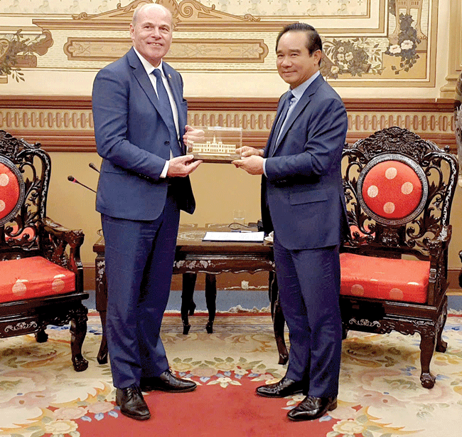 Chairman of Ho Chi Minh City People's Committee Nguyen Van Duoc presents a souvenir to new Canadian Ambassador Jim Nickel duoc-1.gif