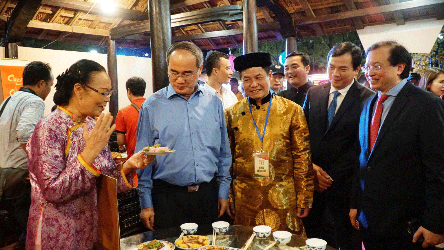 Secretary of the Ho Chi Minh City Party Committee Nguyen Thien Nhan visits Tet Festival (Photo:THI HONG)