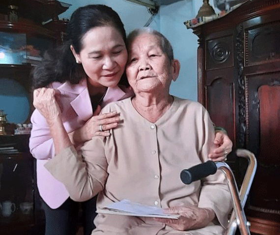 Deputy Secretary of the Municipal Party Committee cum Chairwoman of HCMC People's Council Ms. Nguyen Thi Le visits Vietnamese Heroic Mother Nguyen Thi Ot (Photo:SGGP/ Hoai Nam)