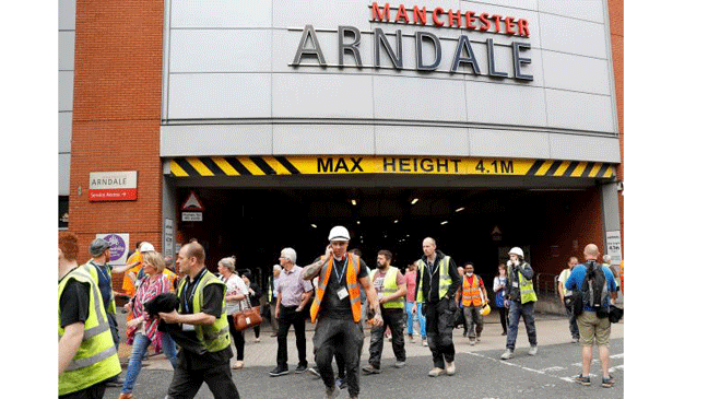 Người dân chạy ra khỏi trung tâm mua sắm Arndale, ở Manchester, Anh ngày 23-5-2017 vì được sơ tán. Ảnh: REUTERS 