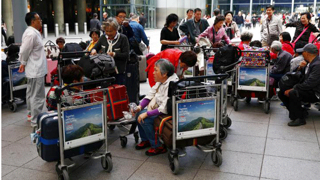 Hành khách chờ đợi nhiều giờ tại sân bay quốc tế Heathrow ở London, Anh, ngày 27-5-2017. Ảnh: REUTERS ​