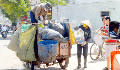 Xe thu gom rác dân lập. Ảnh: KIM NGÂN