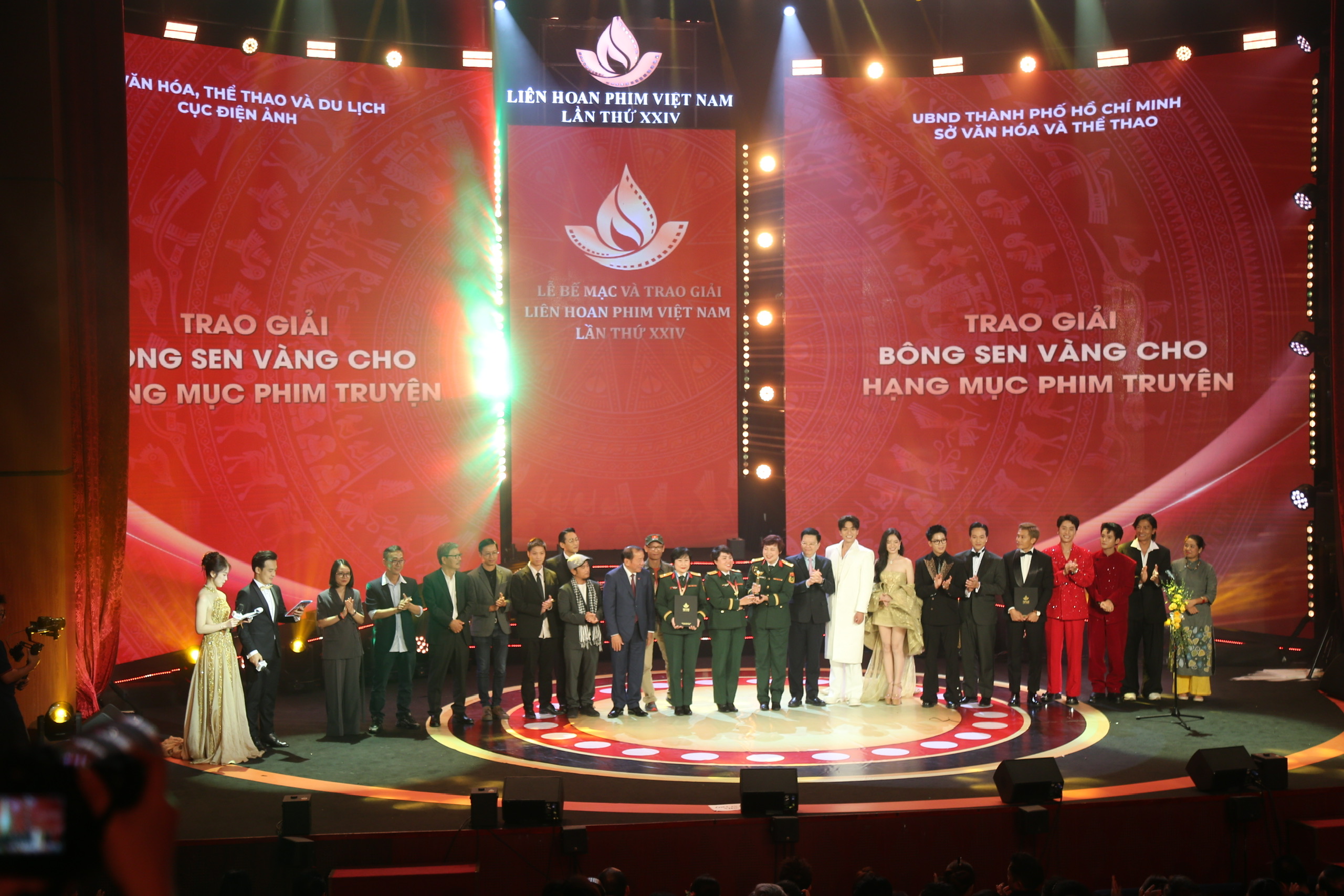  Mưa đỏ "càn quét" 5 hạng mục giải thưởng
