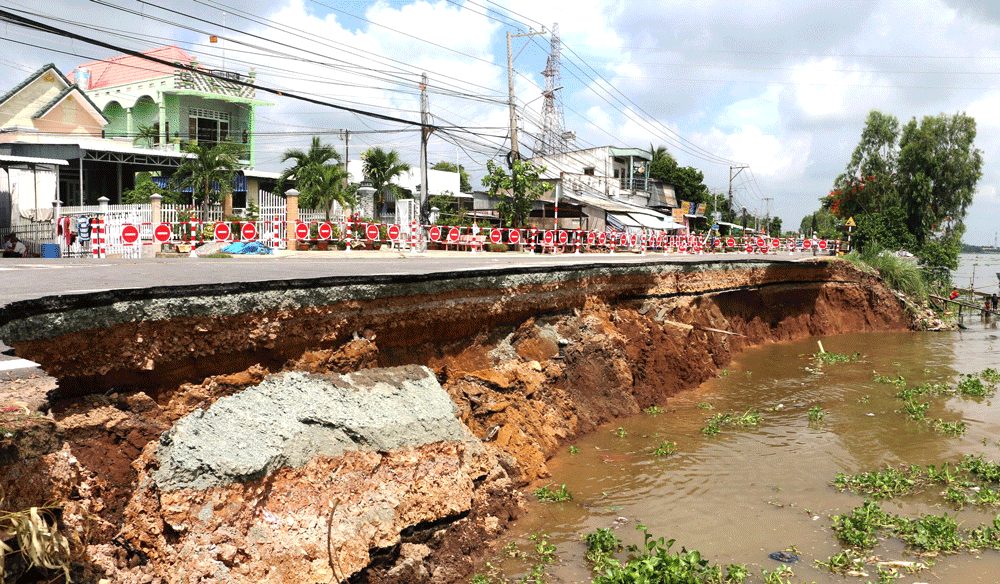 The scene of the landslide in Highway 91 in Chau Phu District, An Giang Province (Photo: SGGP)