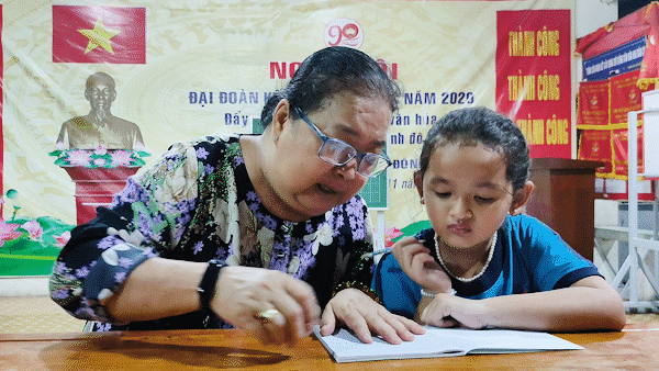 “Grandma Thuy’s” free literacy class for poor children