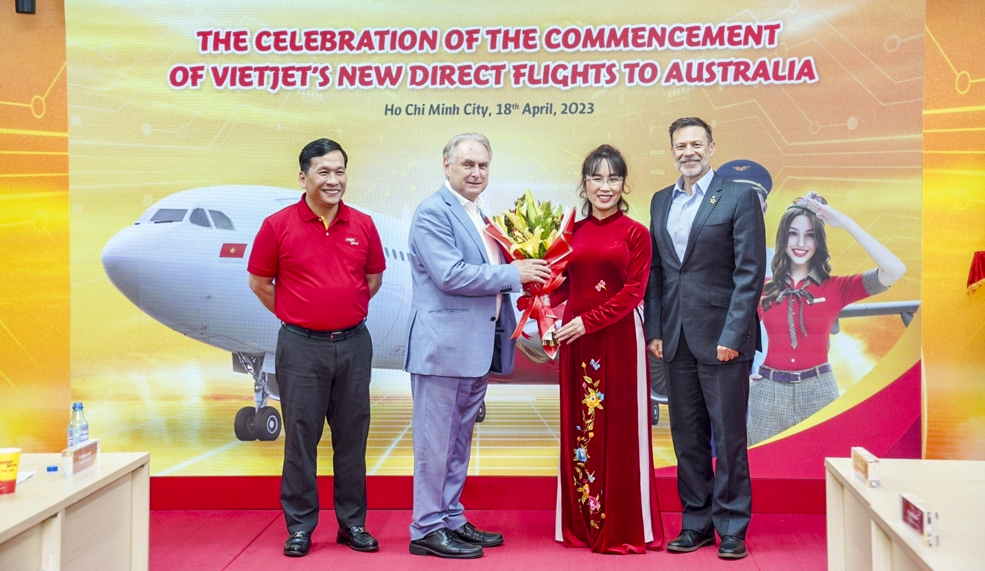 Chủ tịch Nguyễn Thị Phương Thảo, Tổng giám đốc Vietjet Đinh Việt Phương chào mừng Bộ trưởng Don Farrell (thứ hai từ trái sang) và Đại sứ Úc tại Việt Nam Andrew Goledzinowski (ngoài cùng bên phải)