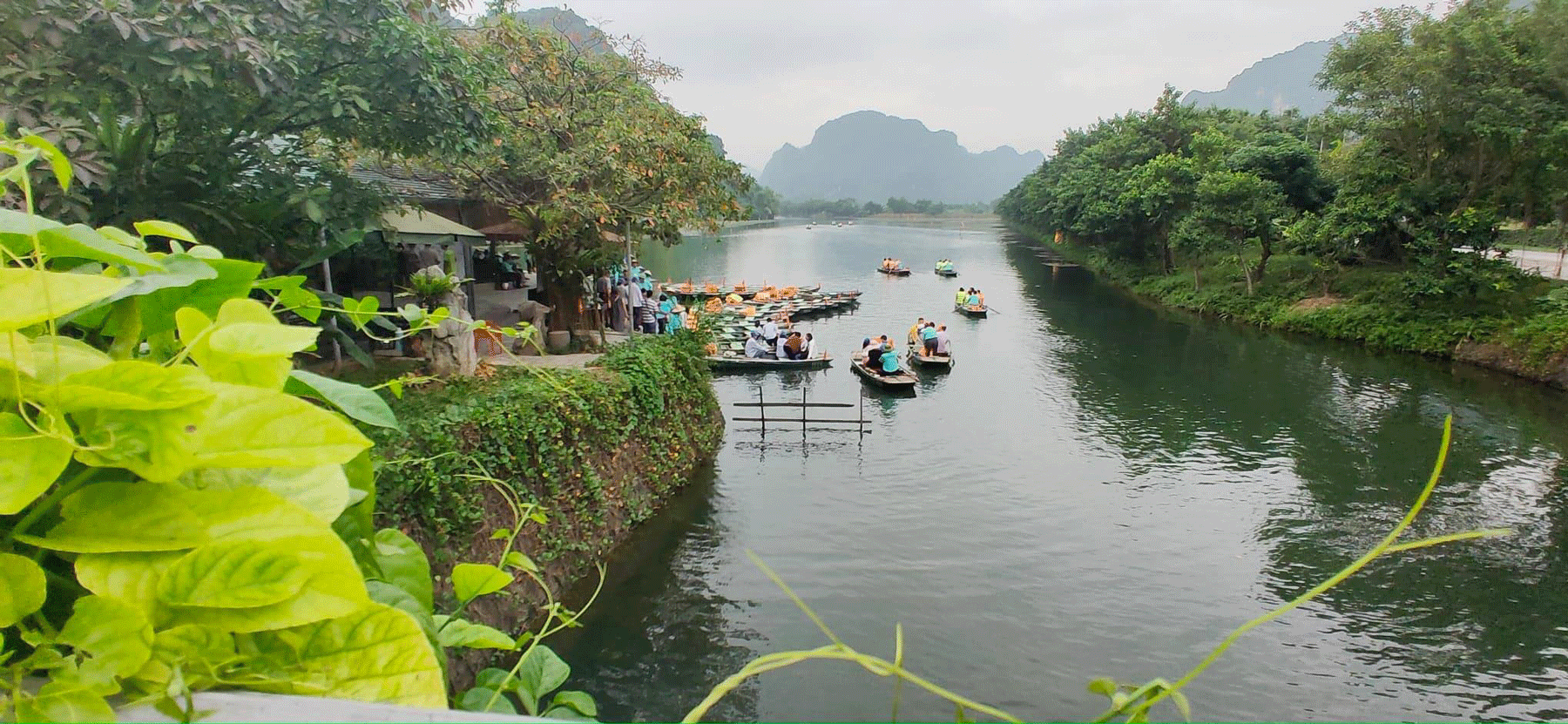 Tràng An đẹp hiền hòa mà hùng vĩ. Ảnh: DŨNG PHƯƠNG