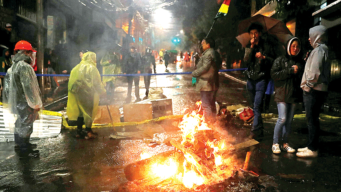 Người dân Bolivia lập các chốt trật tự trên đường phố thủ đô La Paz. Ảnh: Reuters